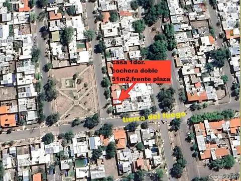 casa chica cochera doble frente a plaza U$26.000