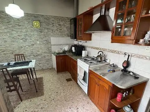 Casa 8 ambientes con 4 baños