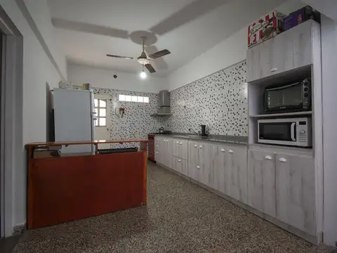 VENTA   6 AMBIENTES COMODOS BIEN DISTRIBUIDOS  PERMUTA Y/O FINANCIA MORON  APTO CREDITO