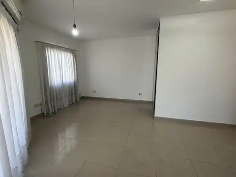 Depto Tipo Casa en Alquiler en Monte Castro, $ 650.000