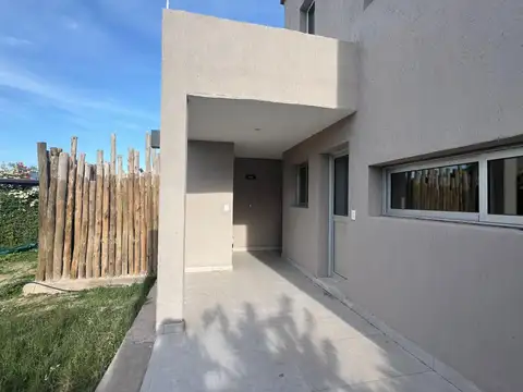 Casa en Alquiler con 2 cocheras