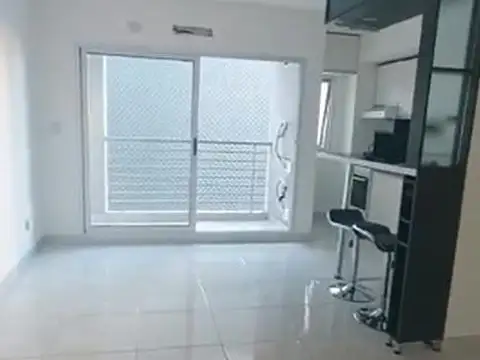 Luminoso 2 ambientes c/ balcon sobre Av Caseros al 2400