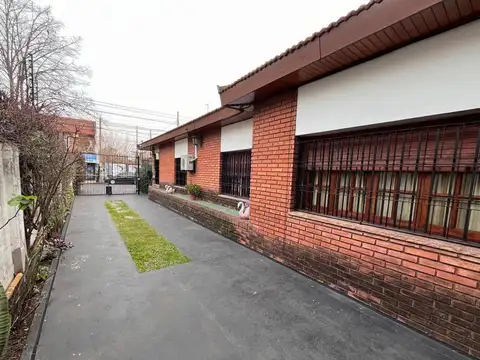 CASA EN ALQUILER - PARA USO COMERCIAL O VIVIENDA - Castelar