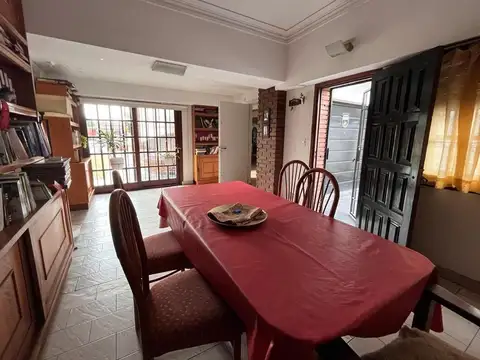 Casa en Alquiler con 5 cocheras