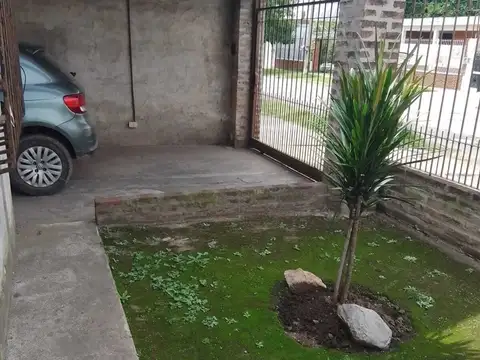 Casa 4 ambientes con 2 baños