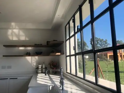 Casa 9 ambientes con 3 baños