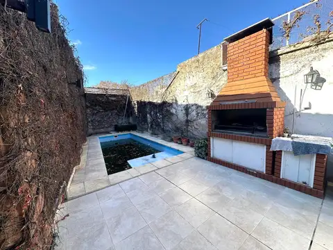 VENTA - CASA DOS DORMITORIOS CON PILETA - BARRIO PARQUE