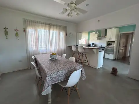 Departamento 8 ambientes con 2 baños