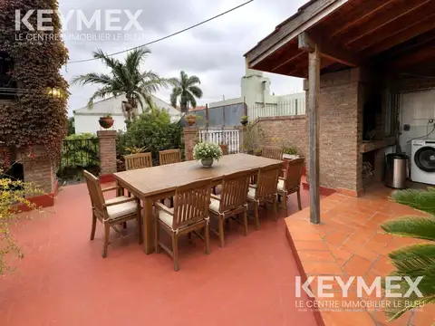 Casa 2 plantas, Ramos Mejia. 6 ambientes, Amplio Jardin,Terraza con Parrilla y Cochera. Apto Credito