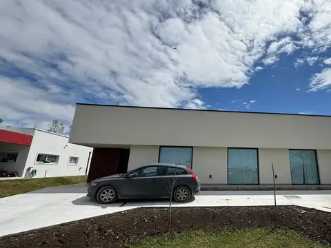 UF A51 Casa con Pileta en Barrio Cerrado Los Juncos en alquiler
