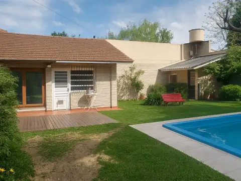 Venta Casa de 5 ambientes C/pileta y jardín