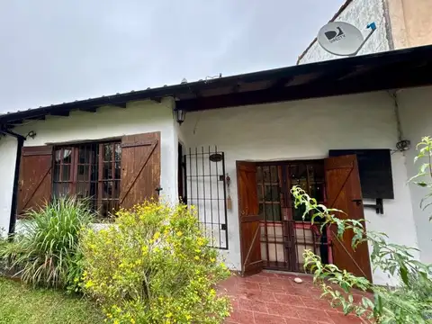 Venta de casa 3 ambientes, altillo, parque, garage