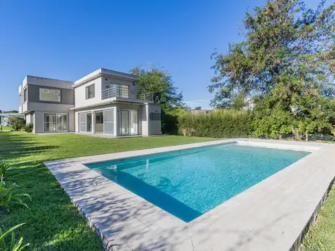 Casa en  venta de 5 dormitorios con piscina