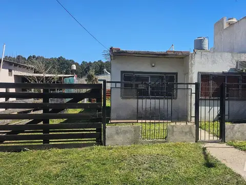 Casa sobre calle Urquiza, a 250 mts de Entre Ríos. OPORTUNIDAD. SAN JOSE.