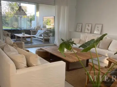 Casa 6 ambientes con 4 baños