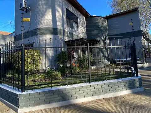 VENTA CASA 4 AMB. PATIO Y COCHERA. DON BOSCO