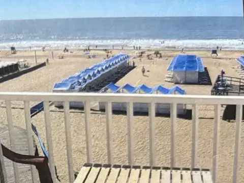 Monoambiente frente al mar con vista abierta.