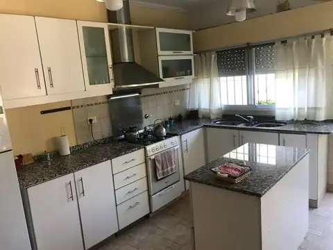 Casa 5 ambientes con 3 baños