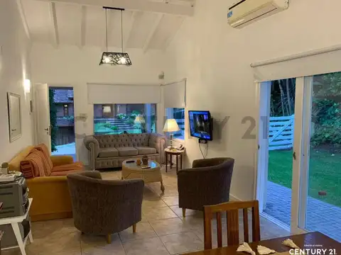 De los Pingüinos 400, Piso 0