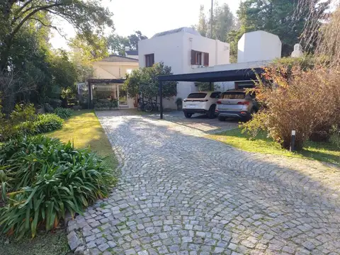 Casa en Venta con 2 cocheras