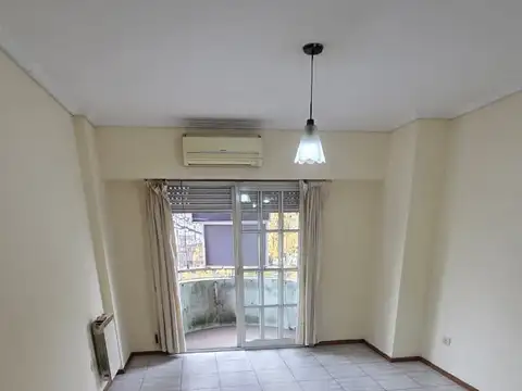 Impecable semipiso 2 amb en 2° piso con balcon al frente y cochera en ubicacion privilegiada: Vieytes 265, Banfield