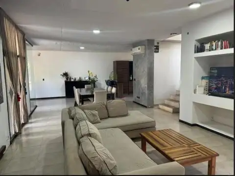 VENTA CASA 5 AMBIENTES. PARQUE LELOIR