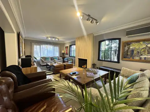 Casa en Venta con 3 cocheras