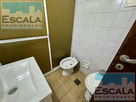 DEPARTAMENTO POR ESCALERAS CON UN DORMITORIO Y COMODIN - BARRIO INDUSTRIAL