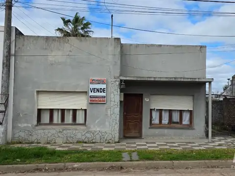Casa sobre calle San Lorenzo, a solo 200 mts de Plaza Principal. SAN JOSE. ENTRE RIOS.