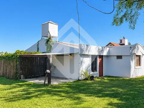 Casa en venta con cochera en La Almudena