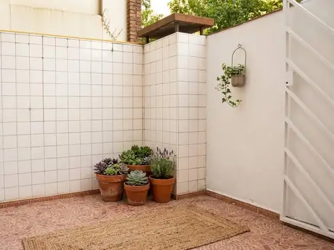 Matheu 100 MONSERRAT  alquiler  EXP $ 152.000  , gran ambiente con patio propio