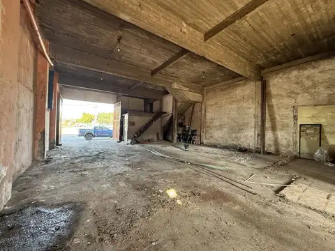 Lote de 800m², 225m² cubiertos. Salida a 3 calles. A metros de ruta Nacional n°4 y minutos de Ruta 8