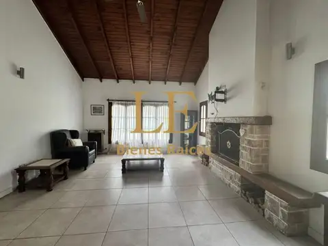 Casa en Venta con 3 cocheras