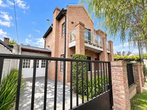 Casa de 3 dormitorios con patio y cocheras en venta en Gonnet sobre Calle 505 Bis [Cod: ]