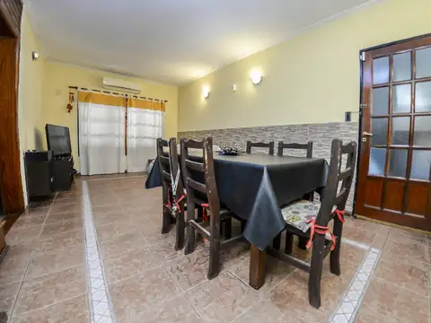 Casa 7 ambientes con 2 baños