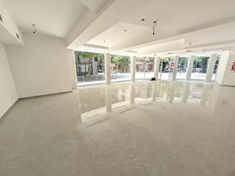 Excelente Esquina a Estrenar Apto Todo Rubro con 4 Vientos en Abasto