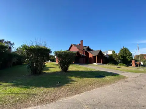 Hermoso chalet de 290 m2 sobre 2 lotes. Excelente mantenimiento.