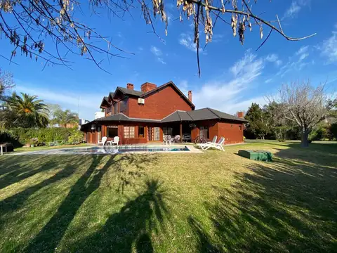 Hermoso chalet de 290 m2 sobre 2 lotes. Excelente mantenimiento.