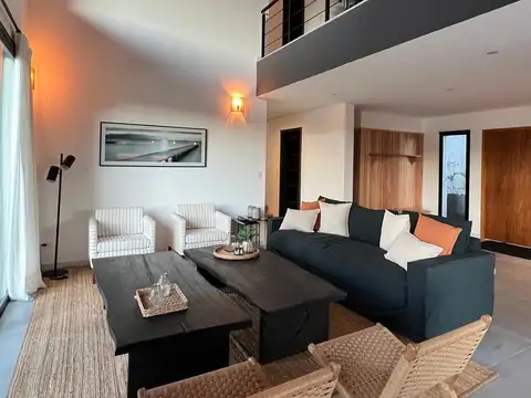 Casa en Alquiler con 2 cocheras