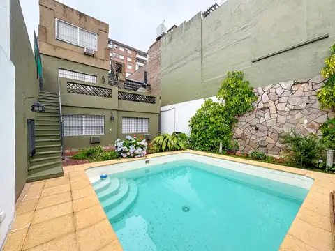 Casa de 6 dormitorios con pileta y 2 cocheras