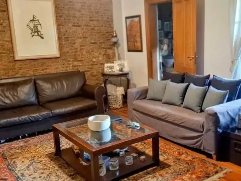 Casa en Venta en Adrogué Centro: Recientemente Remodelada y