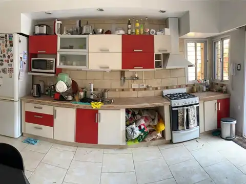 Casa reciclada, excelente acceso.