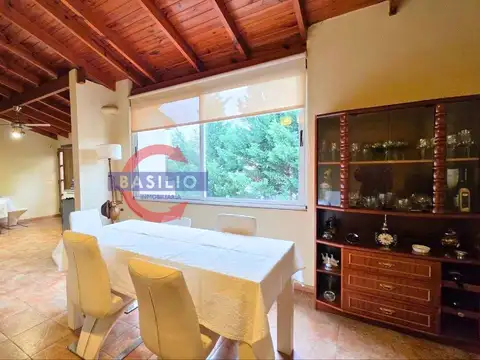 CASA EN VENTA MULTIFAMILIAR DE 2 PLANTAS EN CARAPACHAY CON JARDÍN Y COCHERA PASANTE