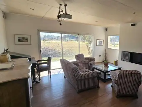 SE VENDE CASA 3 D. 2 BAÑOS. COCHERA. PARQUE DE 8.387M2.