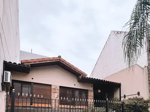 Casa muy linda frente a plaza
