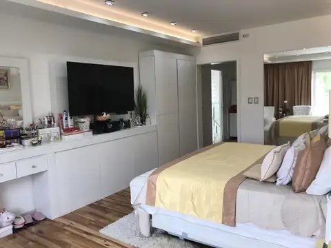Casa 8 ambientes con 8 baños