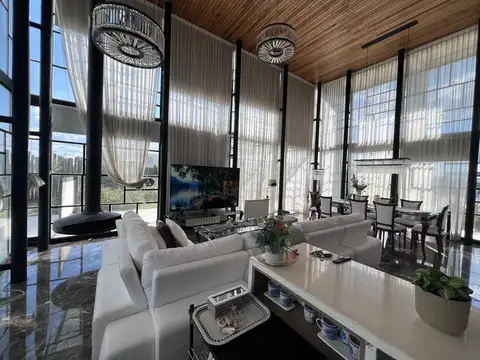 Casa en Venta con 6 cocheras