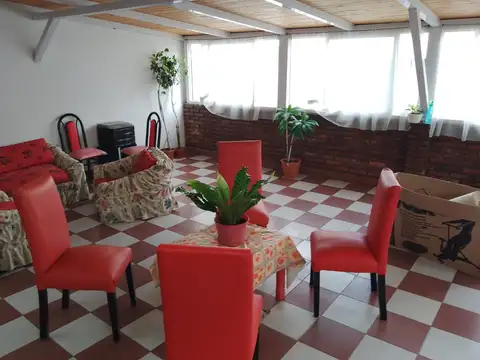 EXCELENTE 3 AMB DE 120 METROS CON ESPECTACULAR PATIO ( TECHADO ) DE 50 METROS