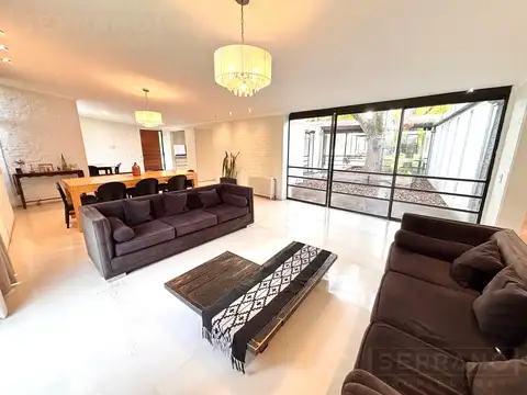 Casa en Venta con 2 cocheras