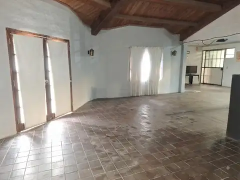SE VENDE SALON COMERCIAL CON TINGLADO EN VILLA ELISA